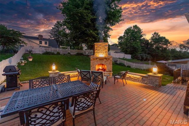 27 Millbrook Lane, St Louis, MO 63122