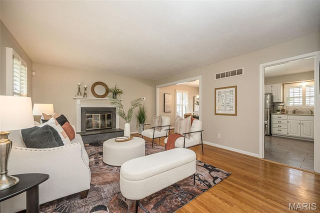 27 Millbrook Lane, St Louis, MO 63122