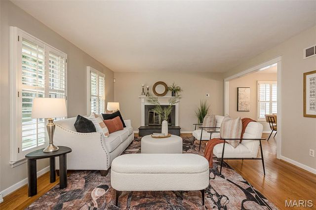 27 Millbrook Lane, St Louis, MO 63122