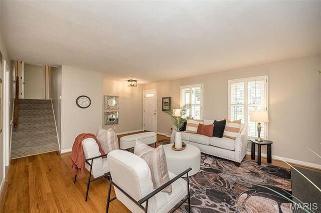 27 Millbrook Lane, St Louis, MO 63122