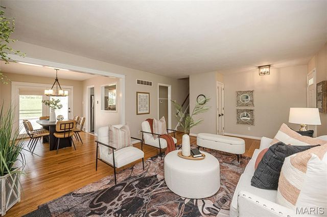 27 Millbrook Lane, St Louis, MO 63122