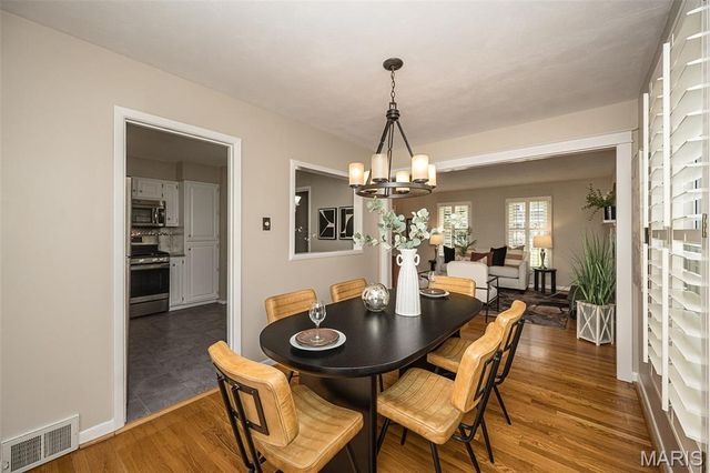 27 Millbrook Lane, St Louis, MO 63122