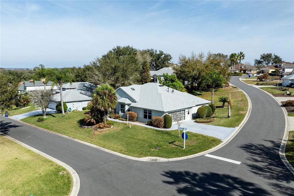 Image 2 of property listing at 5732 FREEPORT DRIVE, Tavares, FL 32778