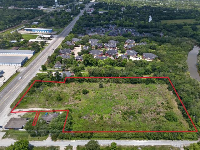 7204 Highway 6, Hitchcock, TX 77563