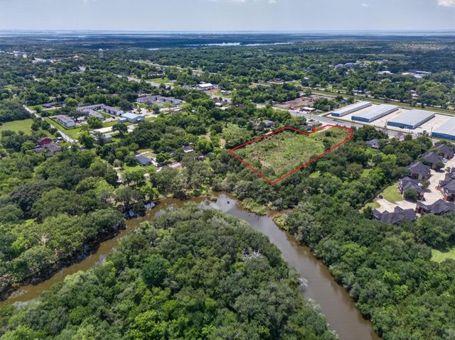 7204 Highway 6, Hitchcock, TX 77563