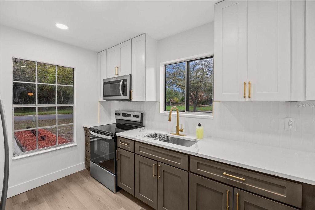 Image 6 of property listing at 1417 SE RIVERGREEN CIRCLE, Port St Lucie, FL 34952