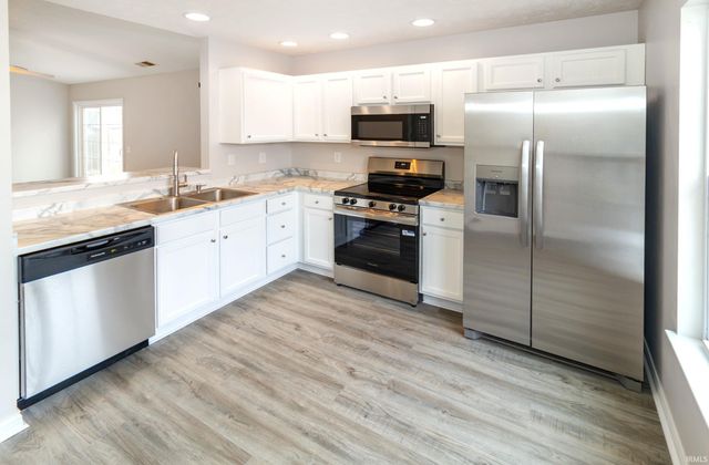 10000 Galleon Court, Evansville, IN 47725