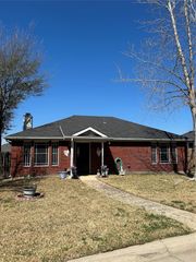 2425 Esquire Drive, Arlington, TX 76018