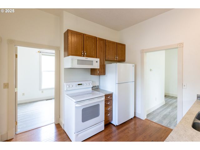 215 W 9TH St, The Dalles, OR 97058