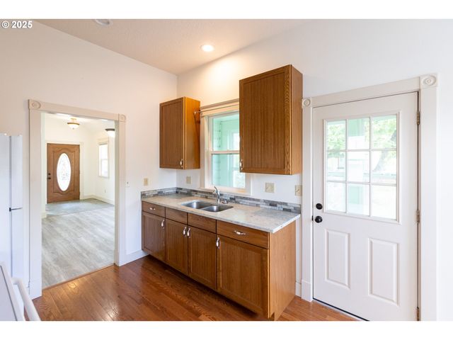 215 W 9TH St, The Dalles, OR 97058