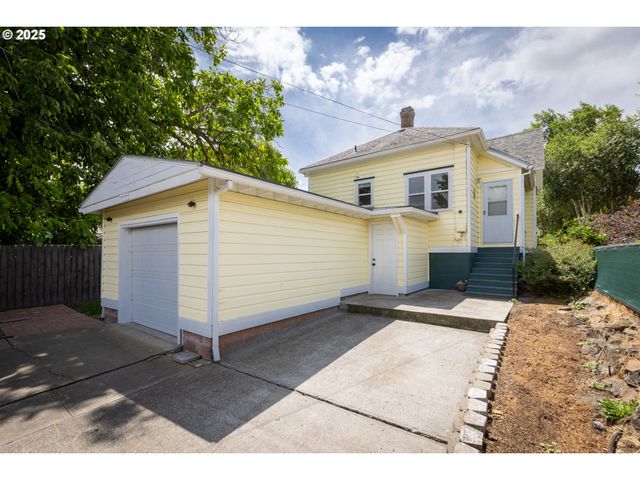215 W 9TH St, The Dalles, OR 97058