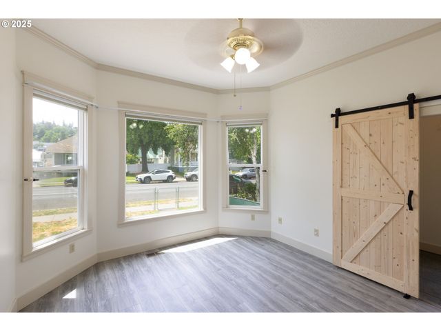 215 W 9TH St, The Dalles, OR 97058