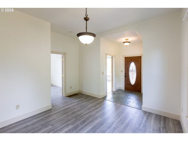 215 W 9TH St, The Dalles, OR 97058