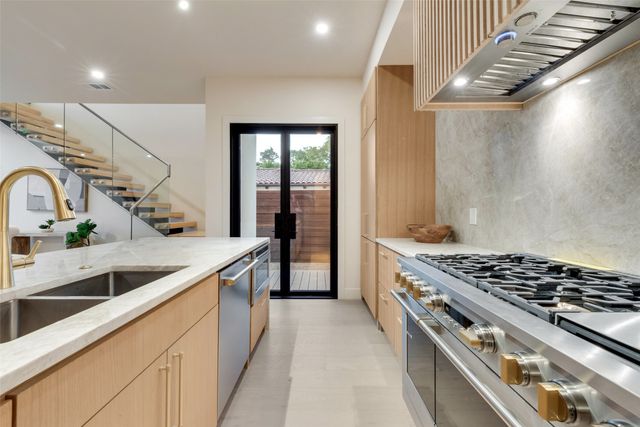 1622 Sylvan Avenue, Dallas, TX 75208