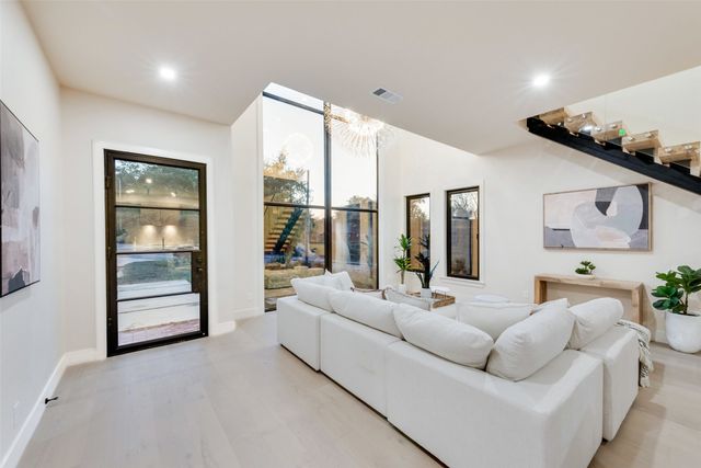 1622 Sylvan Avenue, Dallas, TX 75208