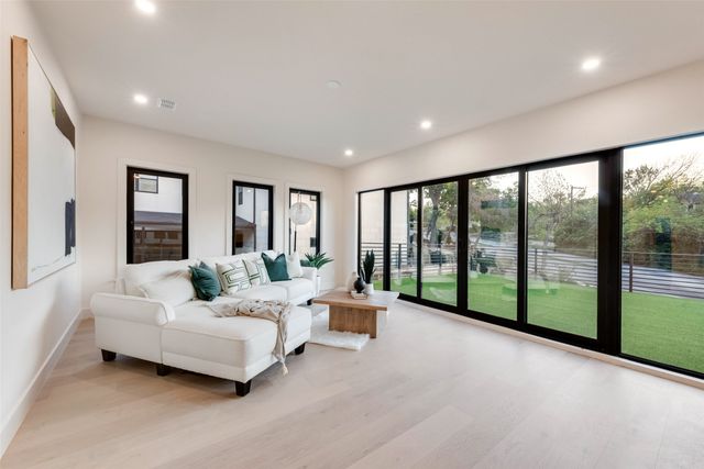 1622 Sylvan Avenue, Dallas, TX 75208