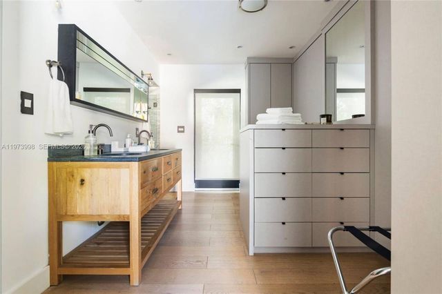 524 Oleander Dr, Hallandale Beach, FL 33009