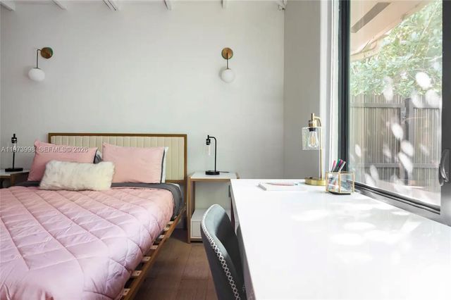 524 Oleander Dr, Hallandale Beach, FL 33009