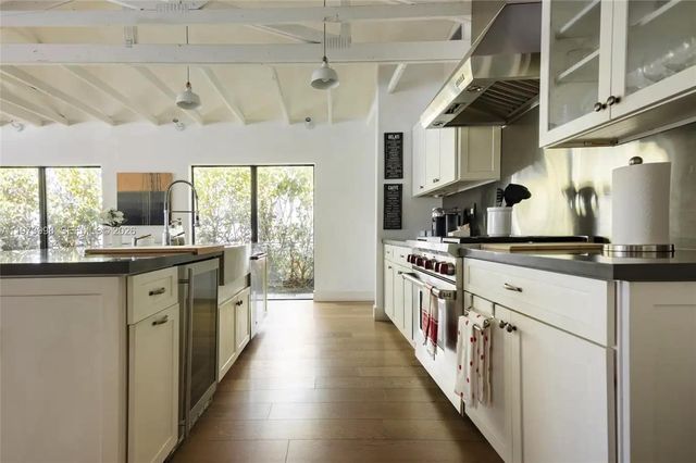 524 Oleander Dr, Hallandale Beach, FL 33009