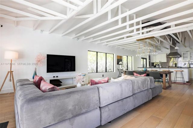 524 Oleander Dr, Hallandale Beach, FL 33009