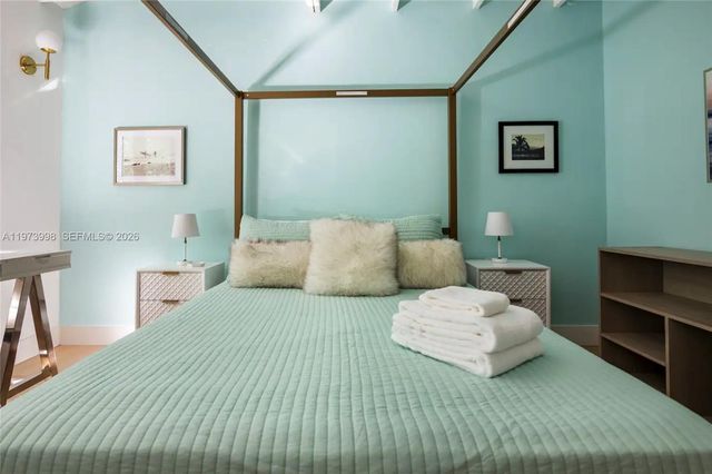 524 Oleander Dr, Hallandale Beach, FL 33009