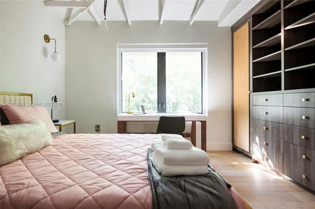 524 Oleander Dr, Hallandale Beach, FL 33009