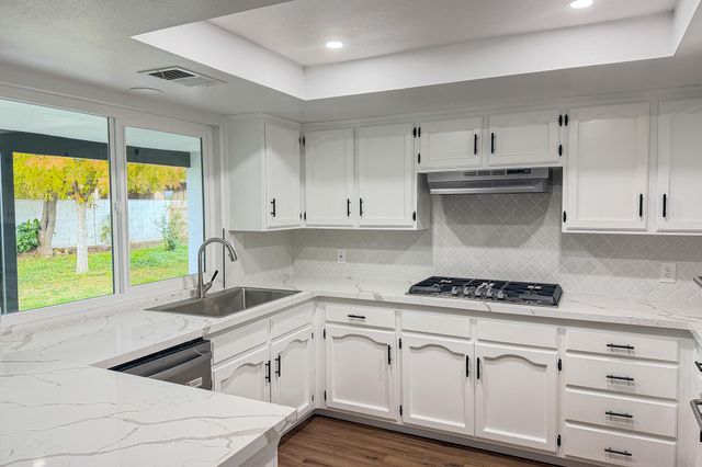 230 E Kennedy Avenue, Tulare, CA 93274