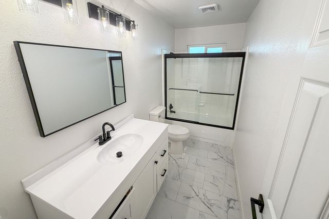 230 E Kennedy Avenue, Tulare, CA 93274