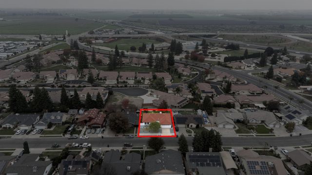 230 E Kennedy Avenue, Tulare, CA 93274