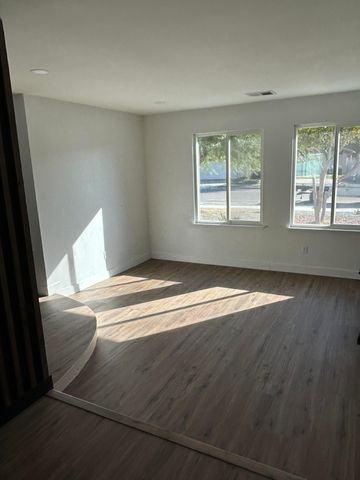 230 E Kennedy Avenue, Tulare, CA 93274