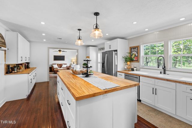 195 Gene Derrick Road, Surgoinsville, TN 37873