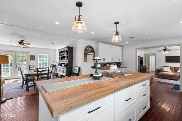 195 Gene Derrick Road, Surgoinsville, TN 37873