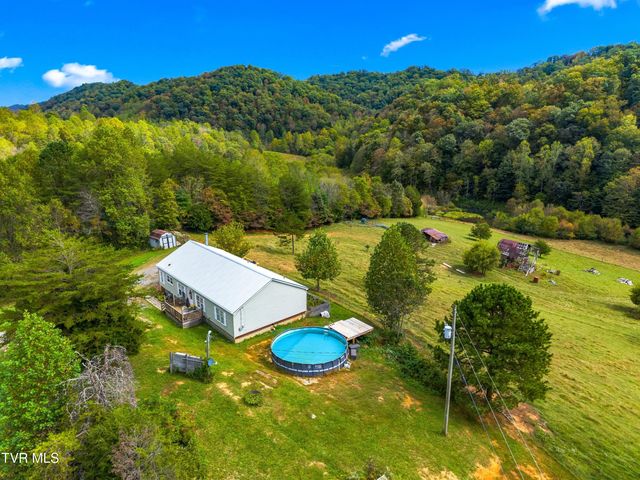 195 Gene Derrick Road, Surgoinsville, TN 37873