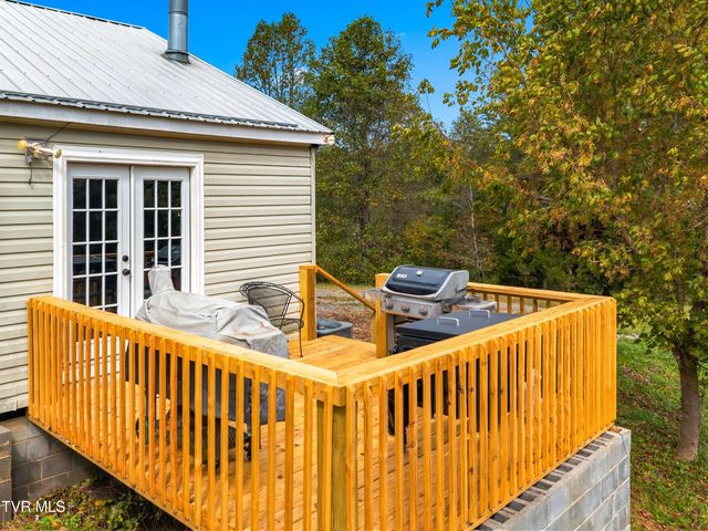 195 Gene Derrick Road, Surgoinsville, TN 37873