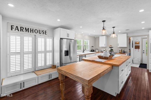 195 Gene Derrick Road, Surgoinsville, TN 37873