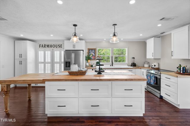 195 Gene Derrick Road, Surgoinsville, TN 37873