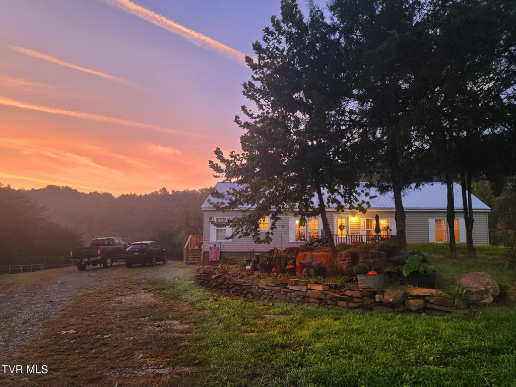 195 Gene Derrick Road, Surgoinsville, TN 37873