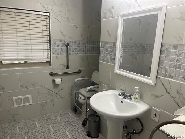 240 Applewood Lane, Bloomfield Village, MI 48302