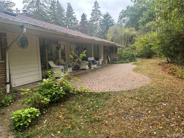 240 Applewood Lane, Bloomfield Village, MI 48302