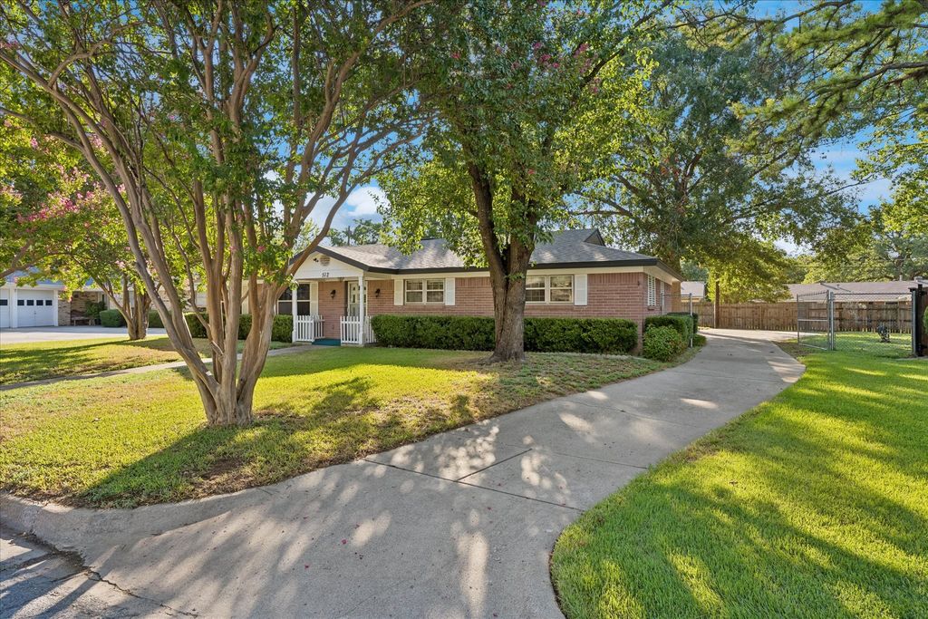 512 Brown Trail Court, Hurst, TX 76053 — exterior