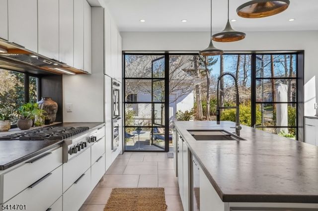 9 Osborne Ter, Maplewood Twp., NJ 07040