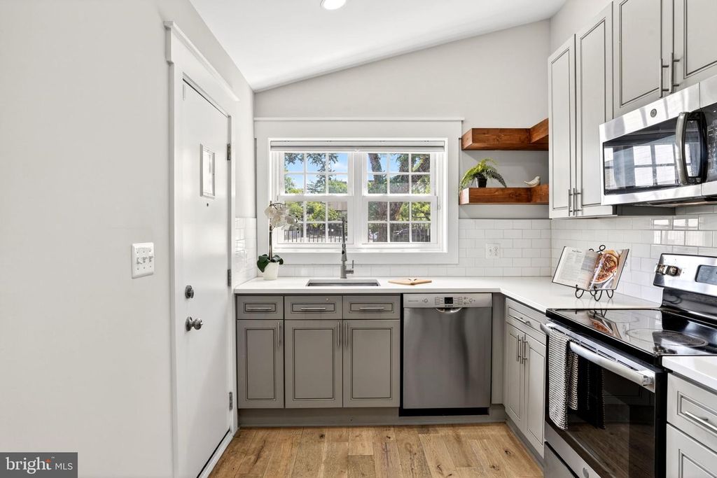 Image 10 of property listing at 109 W MONTGOMERY ST, Baltimore, MD 21230