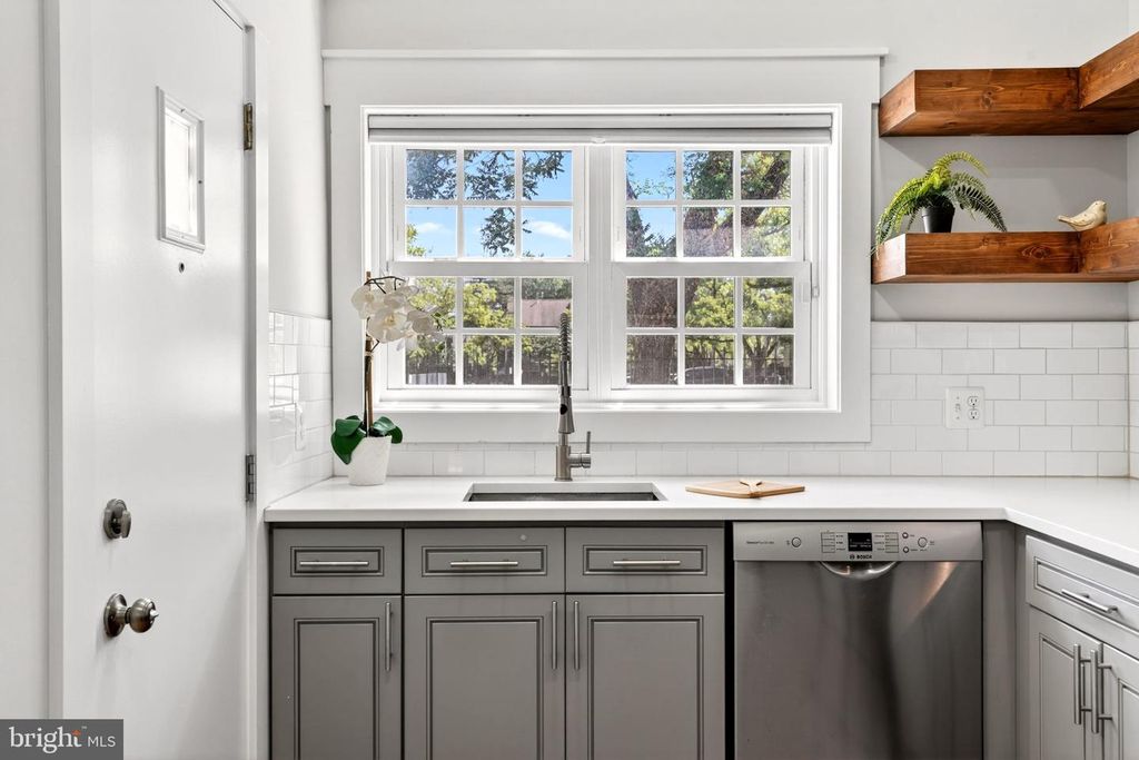 Image 11 of property listing at 109 W MONTGOMERY ST, Baltimore, MD 21230