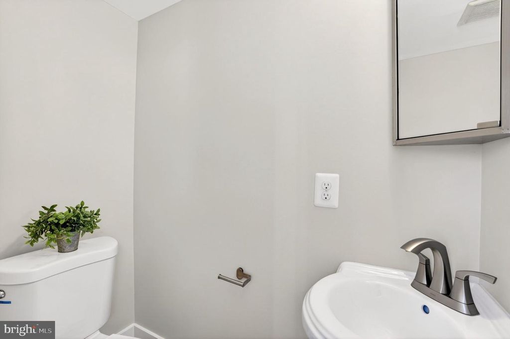 Image 19 of property listing at 109 W MONTGOMERY ST, Baltimore, MD 21230