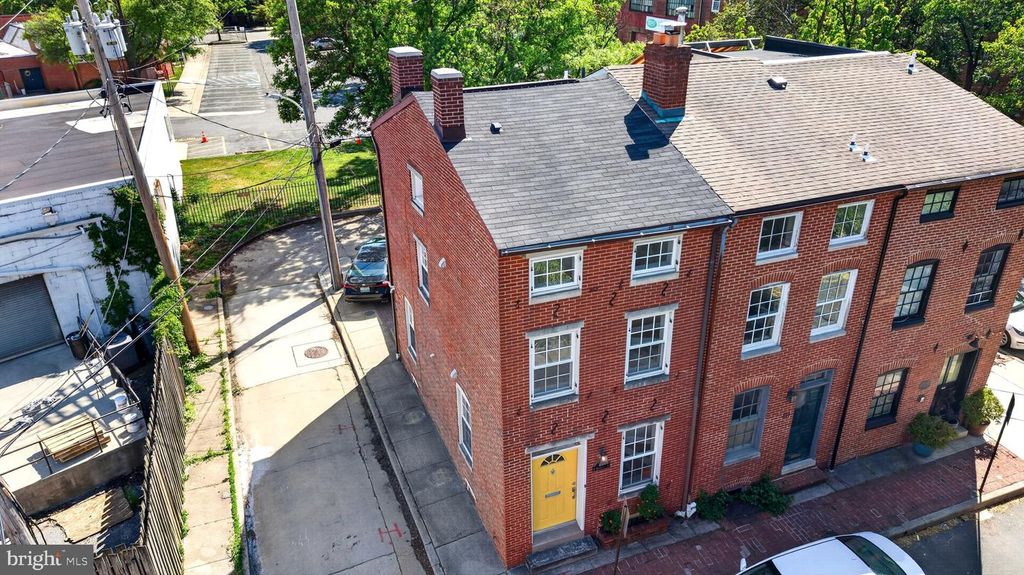 Image 3 of property listing at 109 W MONTGOMERY ST, Baltimore, MD 21230