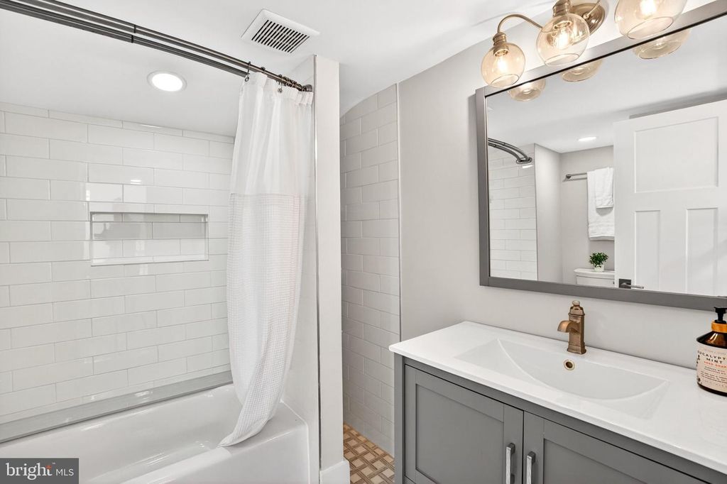 Image 34 of property listing at 109 W MONTGOMERY ST, Baltimore, MD 21230