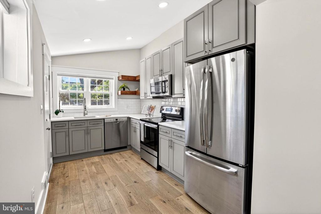 Image 9 of property listing at 109 W MONTGOMERY ST, Baltimore, MD 21230