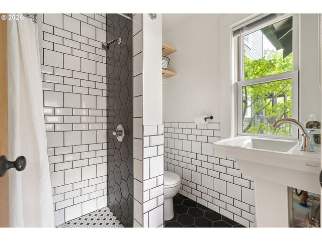 7034 N JOHN Ave, Portland, OR 97203