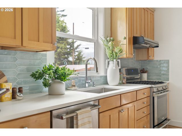 7034 N JOHN Ave, Portland, OR 97203