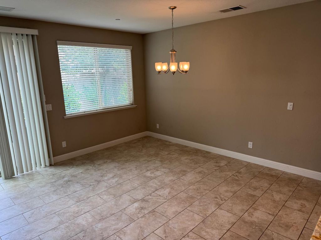 Image 11 of property listing at 1820 E Bella Senterio Avenue, Fresno, CA 93730